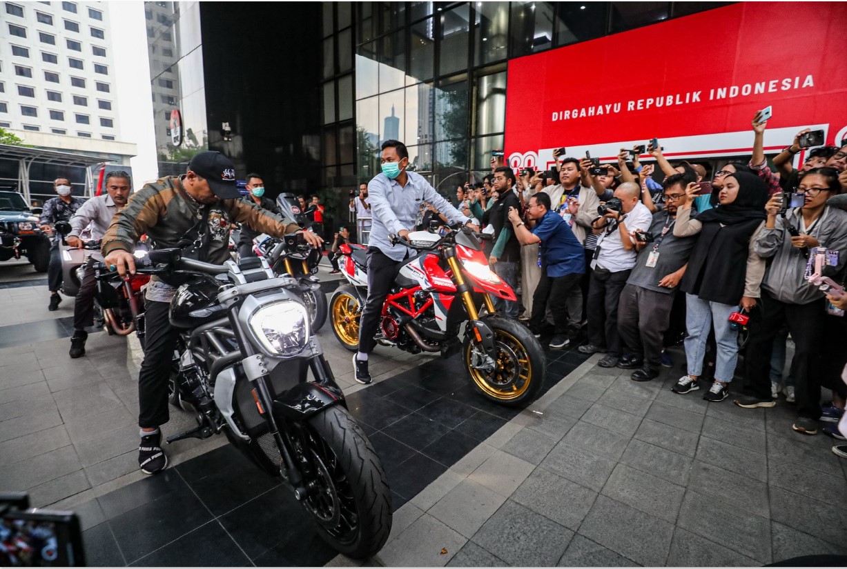 DISITA KPK: Sejumlah kendaraan diperlihatkan di Gedung Merah Putih KPK, Jakarta, Kamis (21/8). Kendaraan tersebut merupakan hasil OTT terhadap Wamenaker Immanuel Ebenezer terkait dugaan pemerasan.