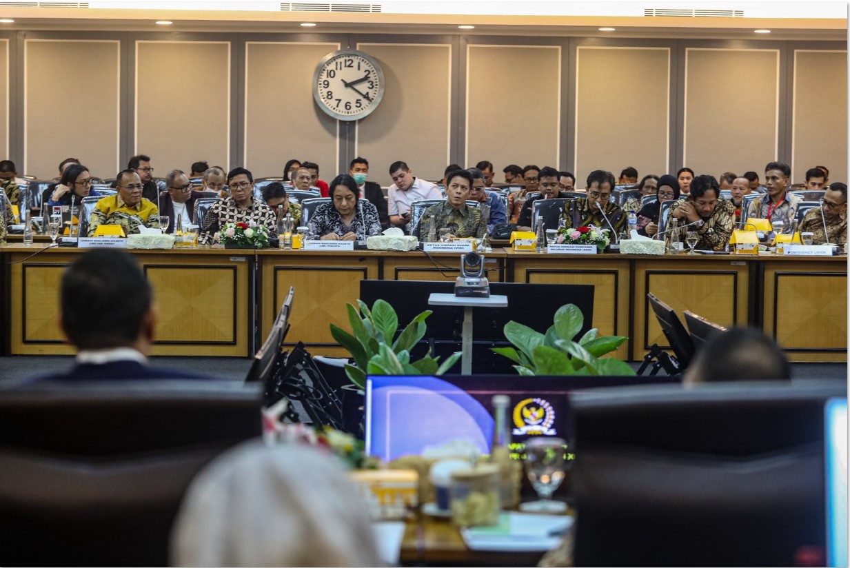 POLEMIK ROYALTI: Suasana RDPU dengan Wakil Ketua DPR Sufmi Dasco Ahmad dan Komisi XIII DPR di Kompleks Parlemen, Senayan, Jakarta, Kamis (21/8). Rapat membahas manajemen royalti dan masalah hak cipta.