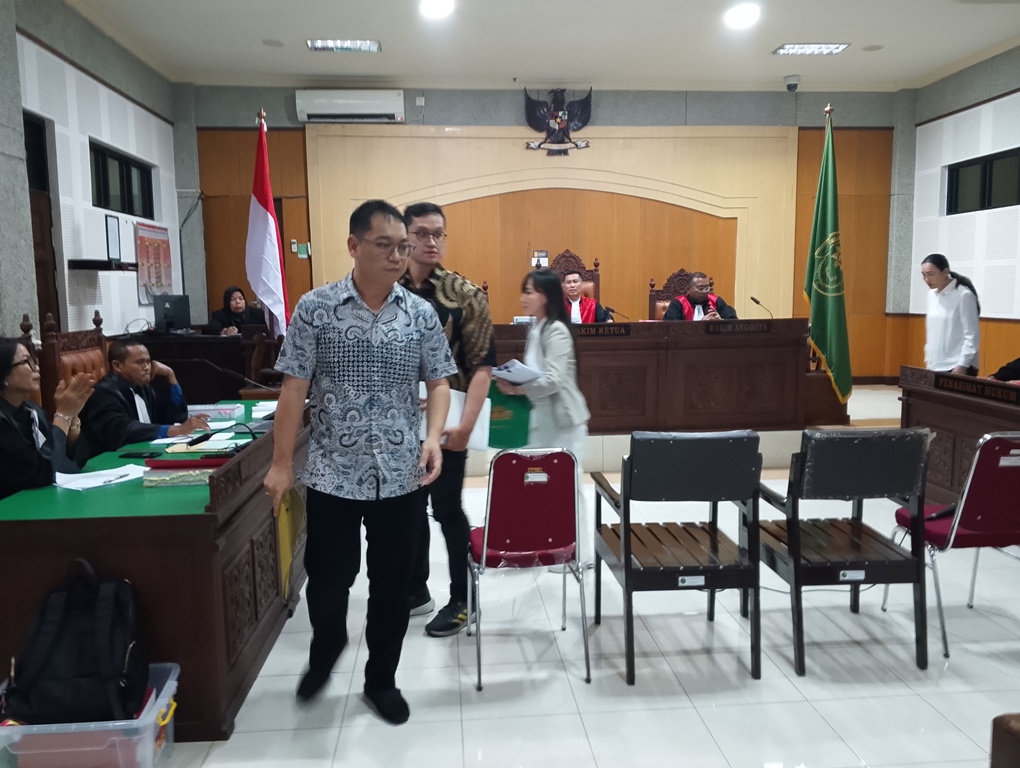 JADI SAKSI: Sejumlah pegawai Bank Sinarmas keluar dari persidangan setelah memberikan kesaksian atas perkara korupsi pengelolaan lahan LCC di PN Tipikor Mataram, Kamis (21/8).&nbsp;