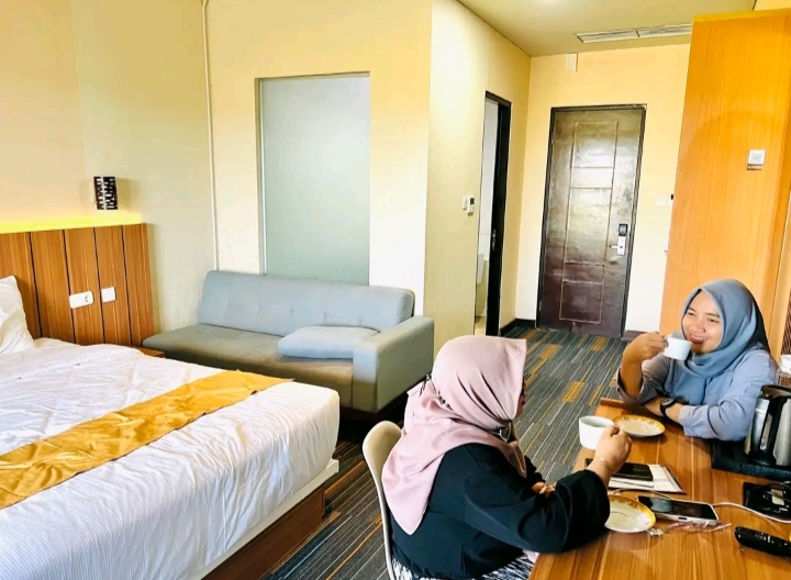 Dua orang tamu hotel sedang berbincang di dalam kamar saat menginap di De Balen Soultan Hotel, Lombok Tengah