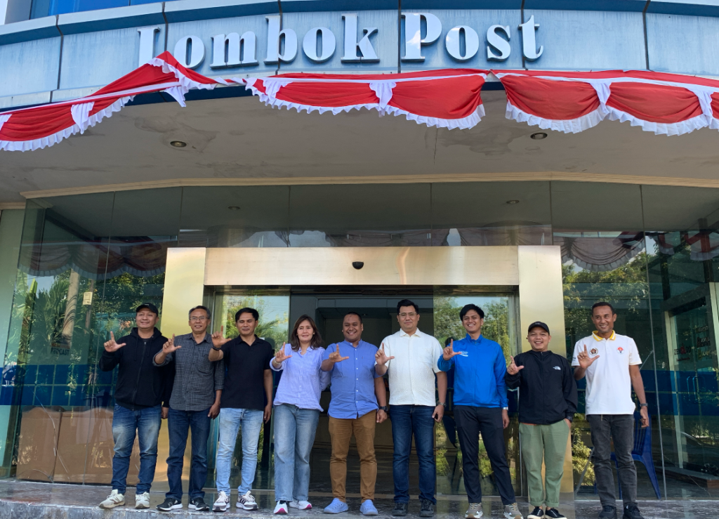 KOLABORASI: Head of Corporate Communication Pocari Sweat Laibun Sobri dan tim saat mengunjungi kantor Lombok Post di Graha Pena Lombok, Kamis (21/8).