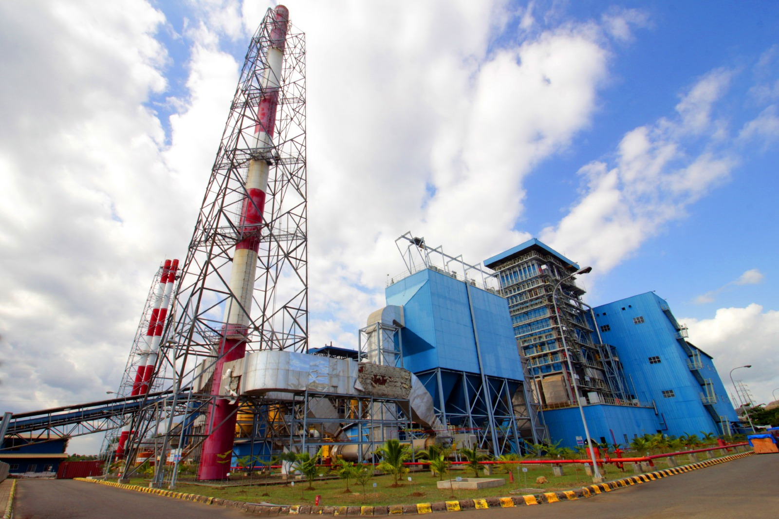 JAGA PASOKAN LISTRIK: PLTU Jeranjang yang ada di Desa Taman Ayu, Kecamatan Gerung, Lombok Barat berhasil meraih predikat kinerja platinum, peringkat tertinggi di lingkup PLN Indonesia Power.