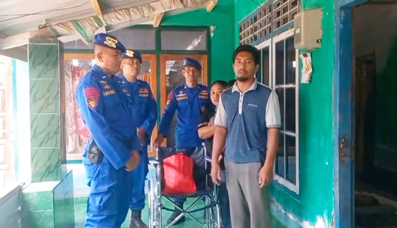 Personel Ditpolairud Polda NTBmemberikan bantuan kursi roda dan paket sembako kepada warga yang membutuhkan, Jumat (22/8).