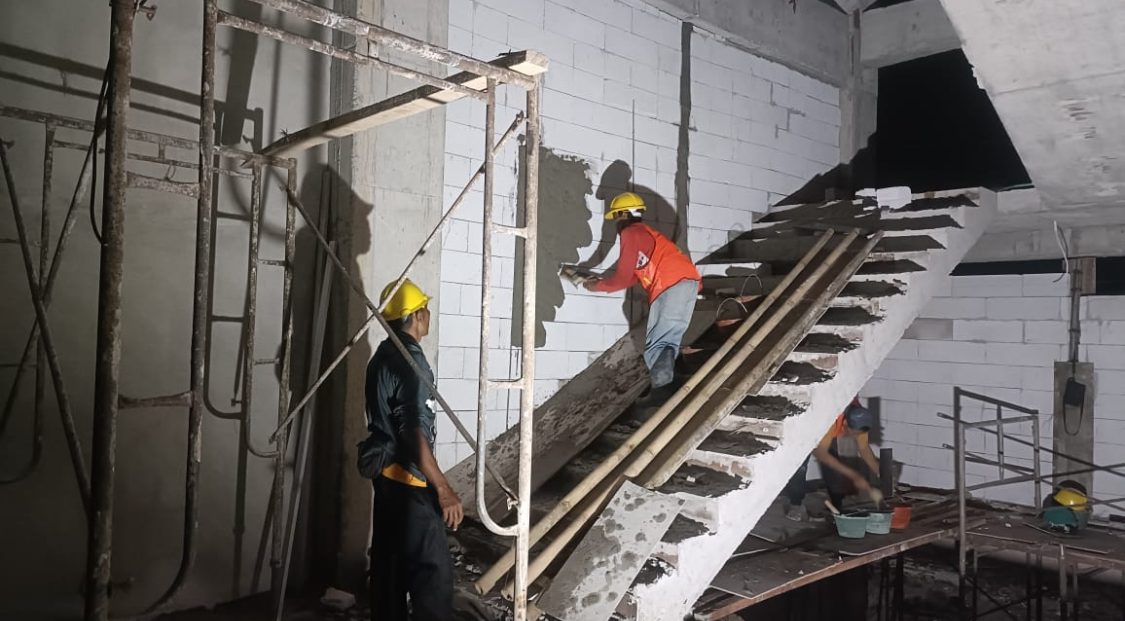 MASA DEPAN LAYANAN: Sejumlah pekerja sedang membangun kantor Wali Kota Mataram yang baru di kawasan Jempong, Kamis (21/8).