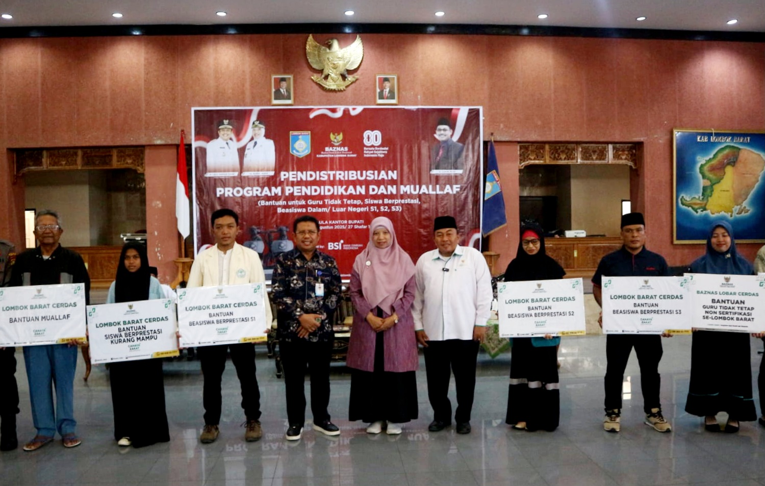 BERI BANTUAN: Bupati Lobar saat menyerahkan bantuan secara simbolis kepada penerima bantuan di Aula Kantor Bupati, Kamis (21/8).