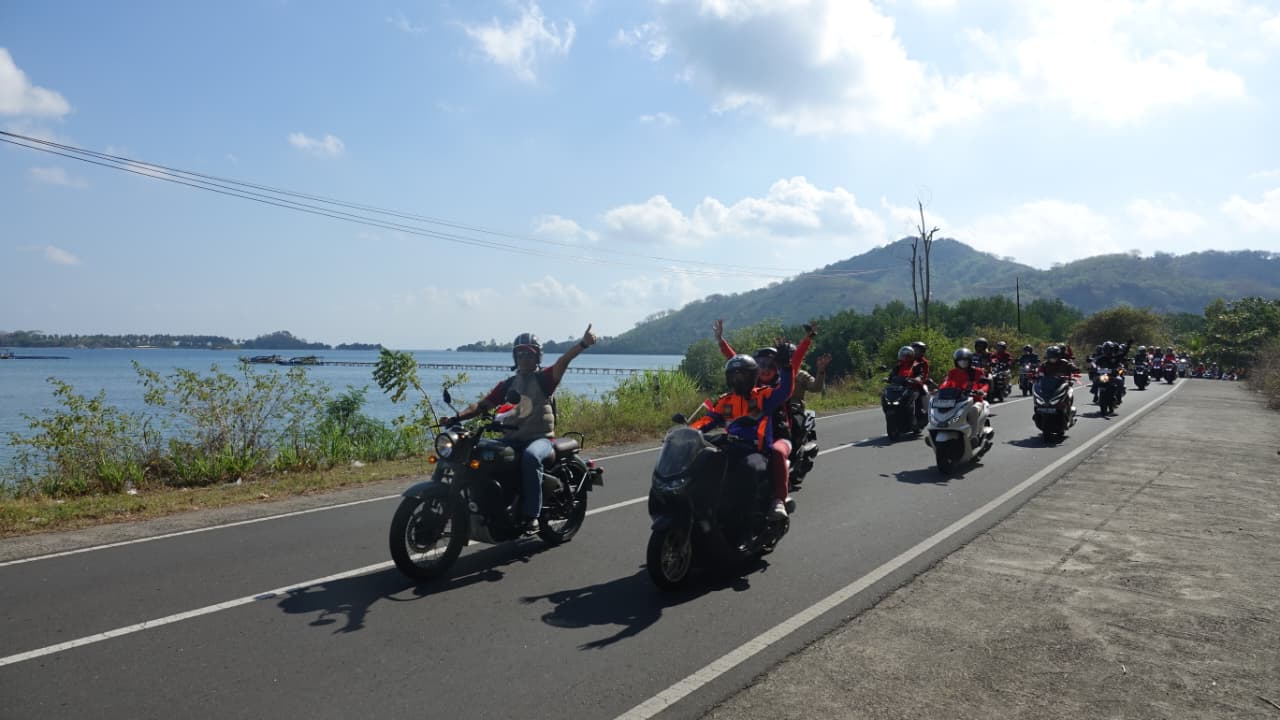 TOURING: Sejumlah pejabat Pemkab Lombok Barat melakukan touring menjelajahi wilayah Gerung hingga Sekotong, Kamis (21/8).