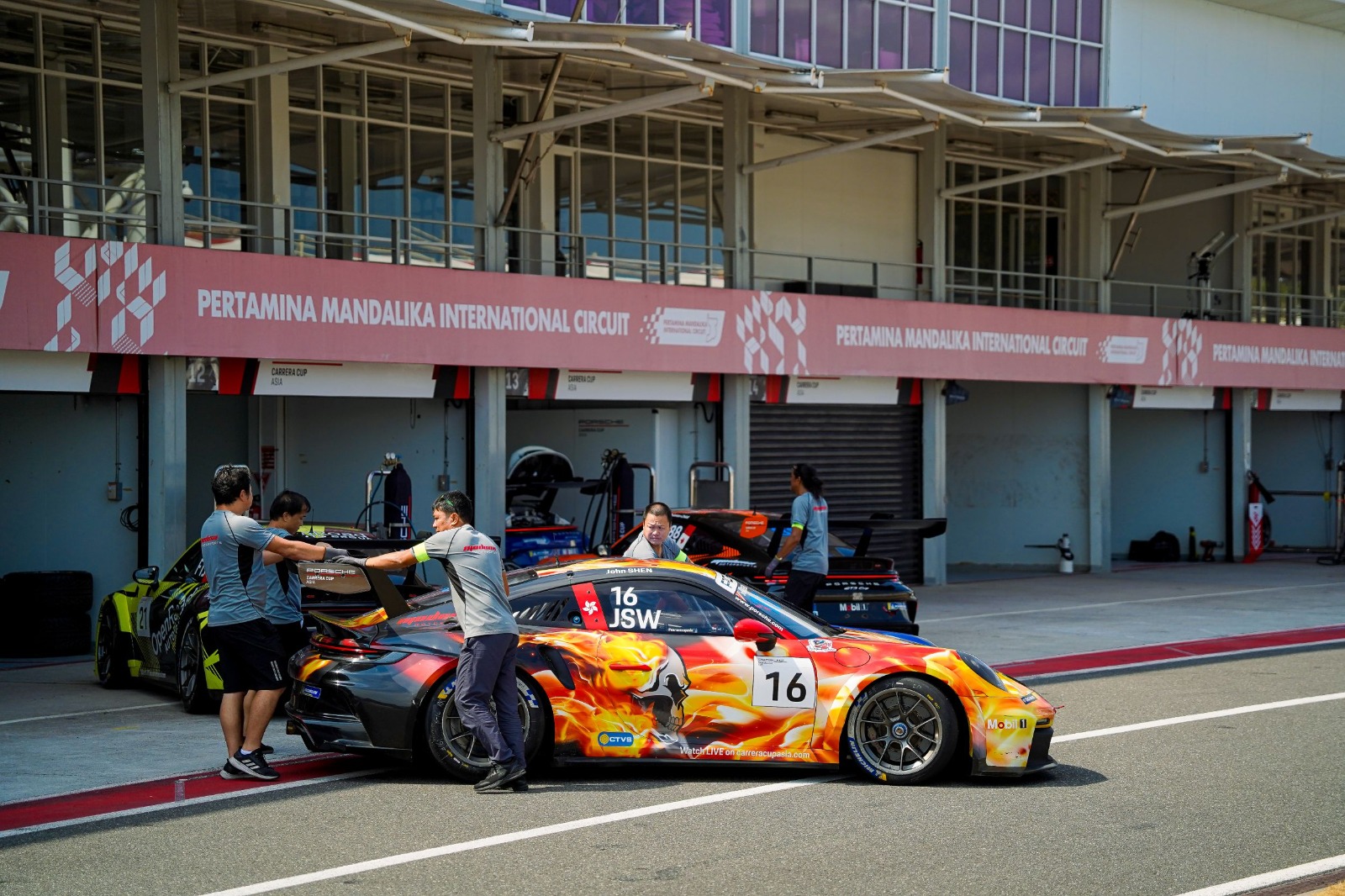 Persiapan ajang balapan Porsche Carrera Cup Asia 2025 di Sirkuit Internasional Mandalika, catat jadwal lengkapnya!