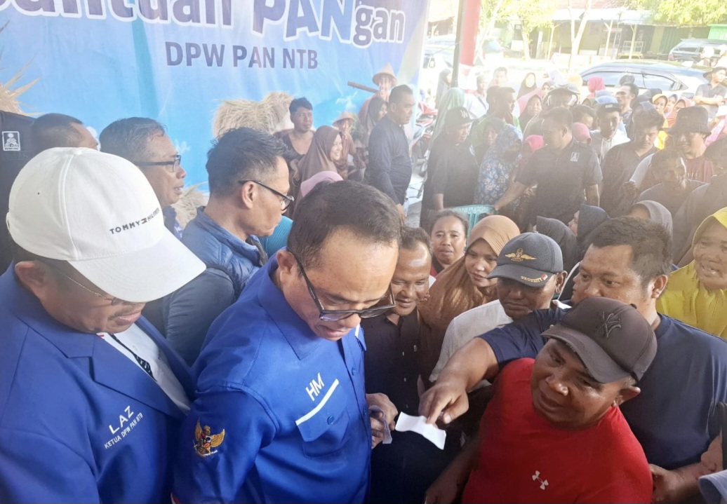 Ketua DPW PAN NTB Lalu Ahmad Zaini (kiri) bersama Bendahara Hasbullah Muis Konco (dua dari kiri) membagikan bantuan pangan kepada masyarakat Kota Mataram dan Lombok Barat.