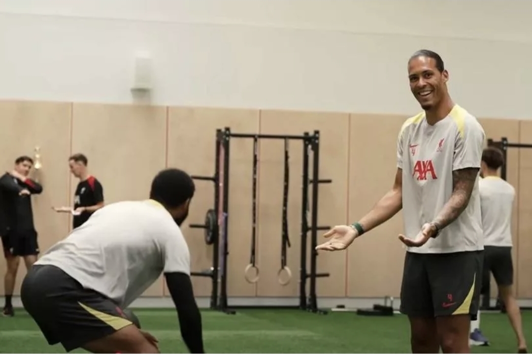 Virgil Van Dijk menyebut dirinya punya tanggung jawab besar dalam menjaga keluarga besar Liverpool ini. (Foto: liverpool.com)