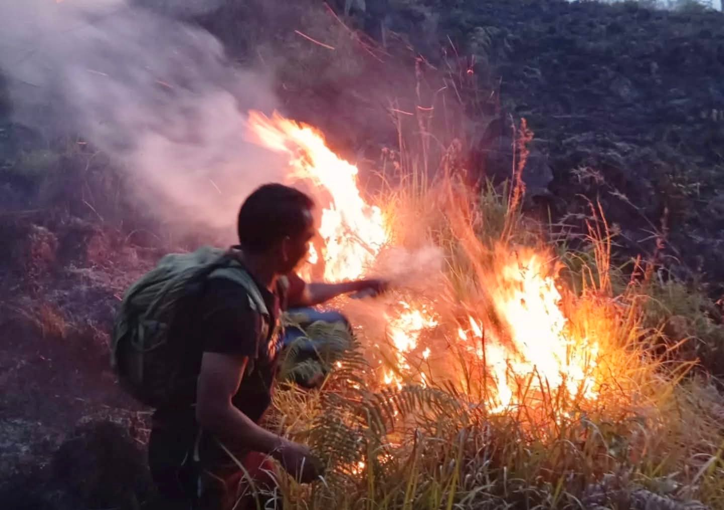 Tim gabungan berjibaku melakukan upaya pemadaman kebaran di Savana Propok Kawasan Rinjani, Kamis (22/8).