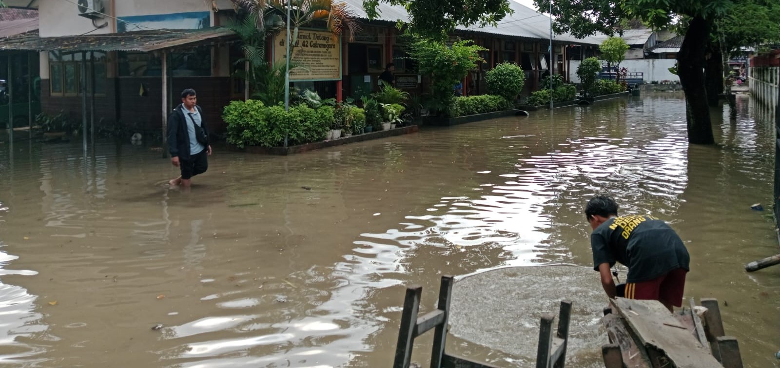 SDN 42 Cakranegara salah satu sekolah terdampak banjir di Kota Mataram awal Juli lalu. BPMP NTB Pastikan Bantuan untuk Sekolah Terdampak Banjir