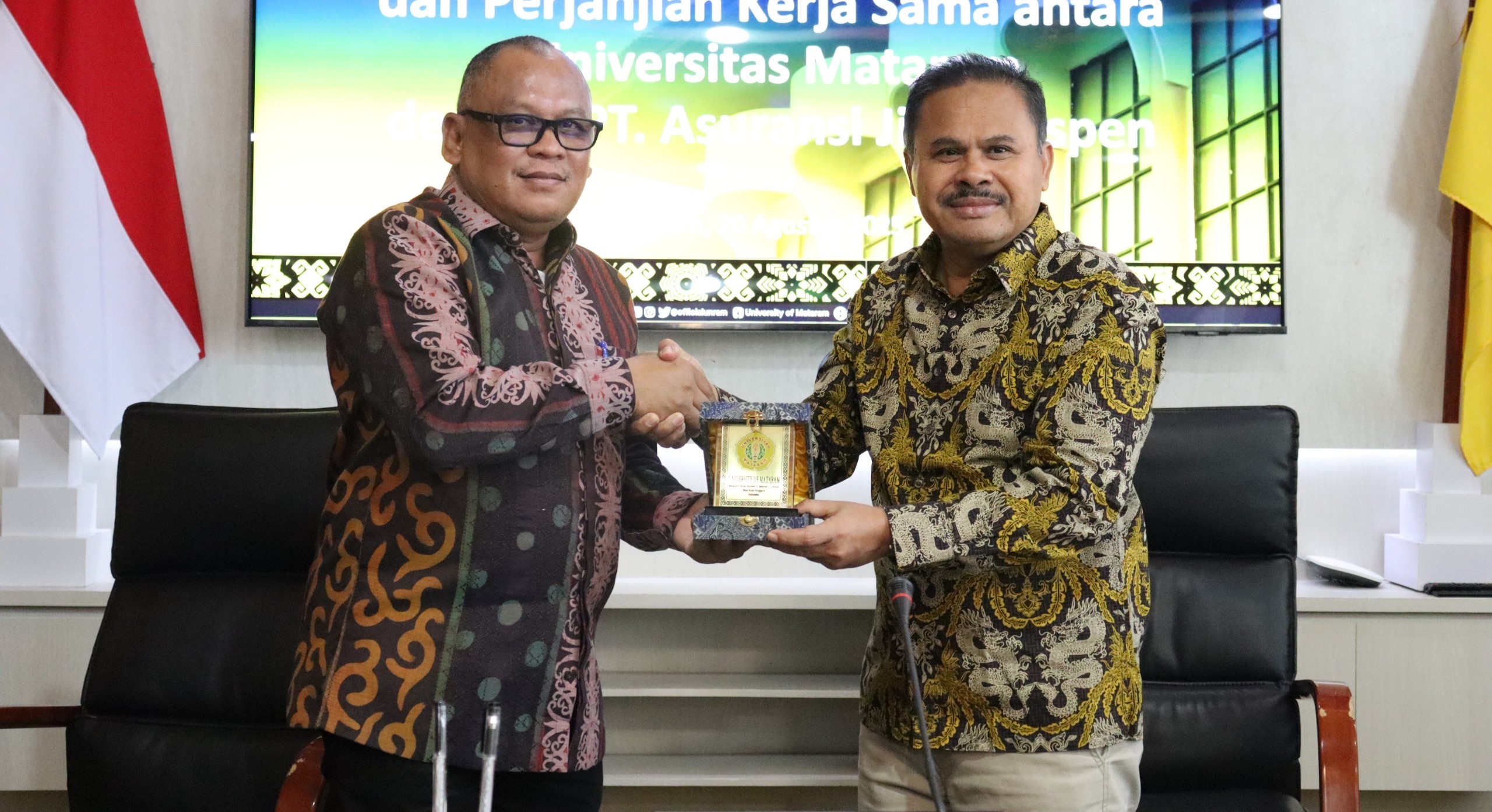 Rektor Unram Prof. Ir. Bambang Hari Kusumo menyerahkan cenderamata kepada pihak PT Asuransi Jiwa Taspen di Ruang Sidang Rektor Unram, Rabu lalu (20/8).