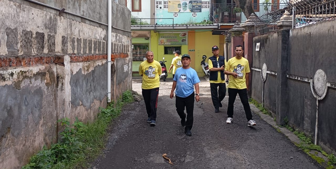 Kepala Dikbud NTB H Abdul Azis (baju biru) bersama guru saat meninjau jalan yang membelah gedung SMAN 2 Mataram, belum lama ini. Jalan ini akan ditutup saat jam belajar.