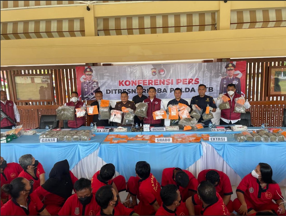 PENGUNGKAPAN: Dirresnarkoba Polda NTB Kombes Roman Smaradhana Elhaj bersama jajarannya menunjukkan barang bukti hasil pengungkapan periode Juli-Agustus di Mapolda NTB, Kamis (21/8).