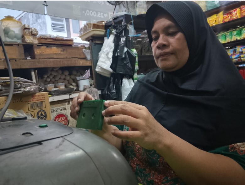 TETAP BERTAHAN: Seorang pedagang Mukinah masih eksis mendengarkan musik menggunakan kaset pita di tempat jualannya, wilayah Cakranegara, Jumat (22/8).