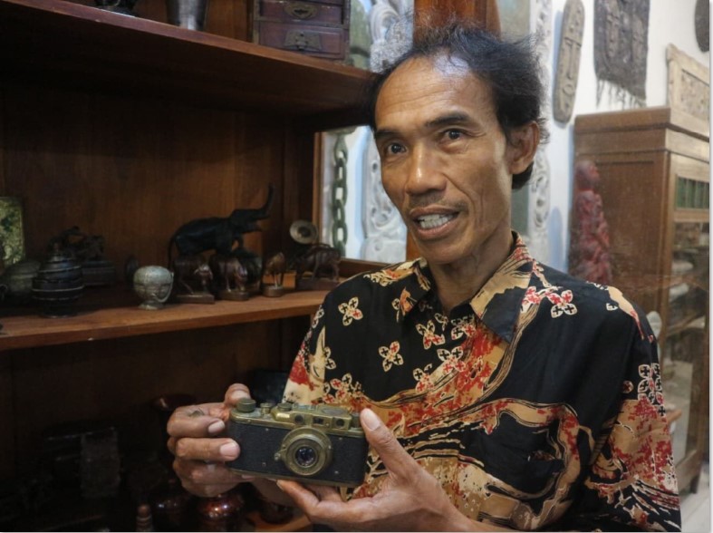 KAMERA BERSEJARAH: Beginilah tampilan kamera peninggal masa perang dunia II yang ada di Pamour Gallery Antiques and Fine Art Senggigi.