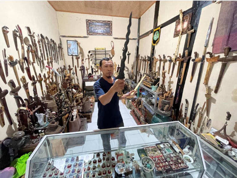 MEWAH DAN BERWIBAWA: Habibi menunjukkan salah satu keris yang ada di galeri pasar Seni Sayang-Sayang, Kota Mataram, Jumat (22/8).