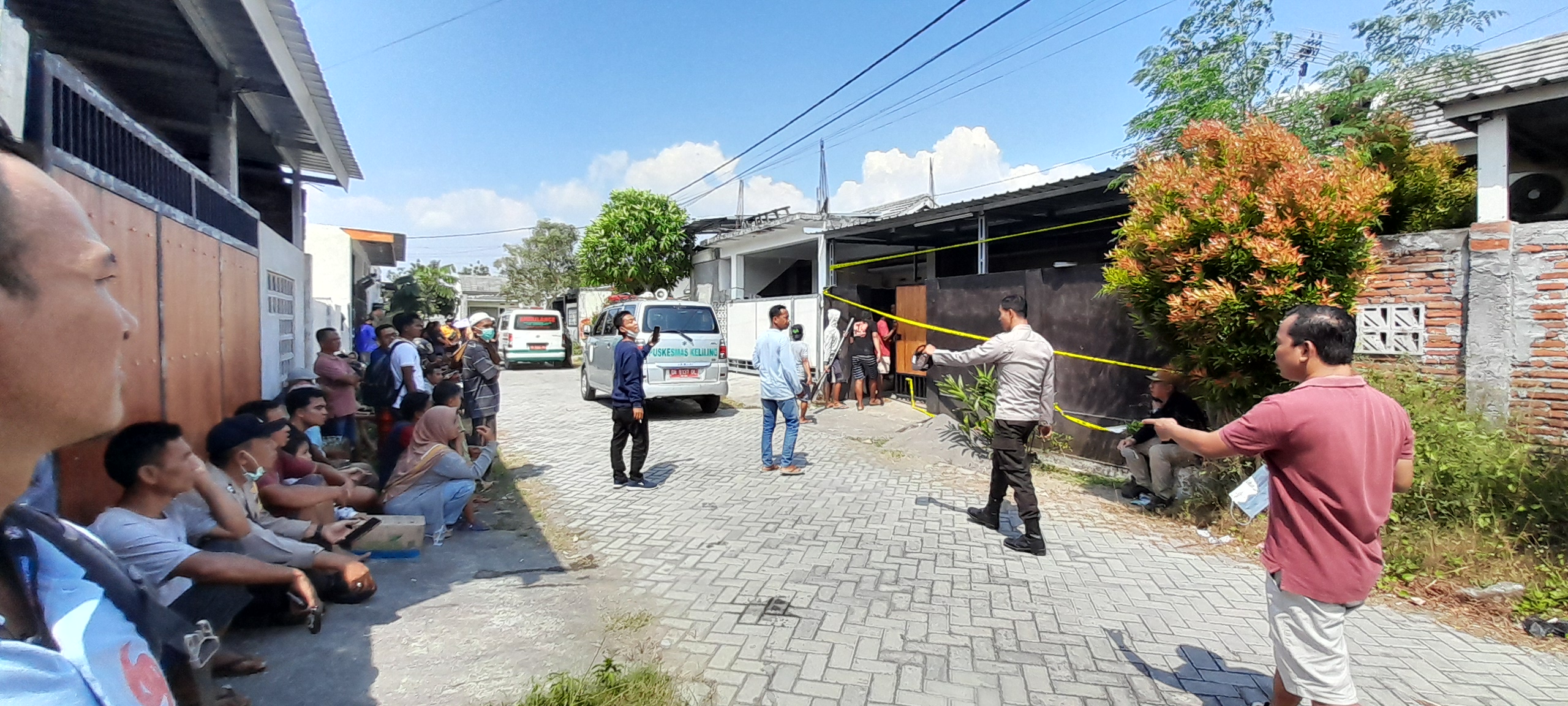 DIPASANGI GARIS POLISI: Aparat Polres Lobar sedang mengevakuasi jenazah perempuan yang dicor di wilayah Perumahan Perembun Asri, Desa Perampuan, Lombok Barat, Sabtu (23/8).