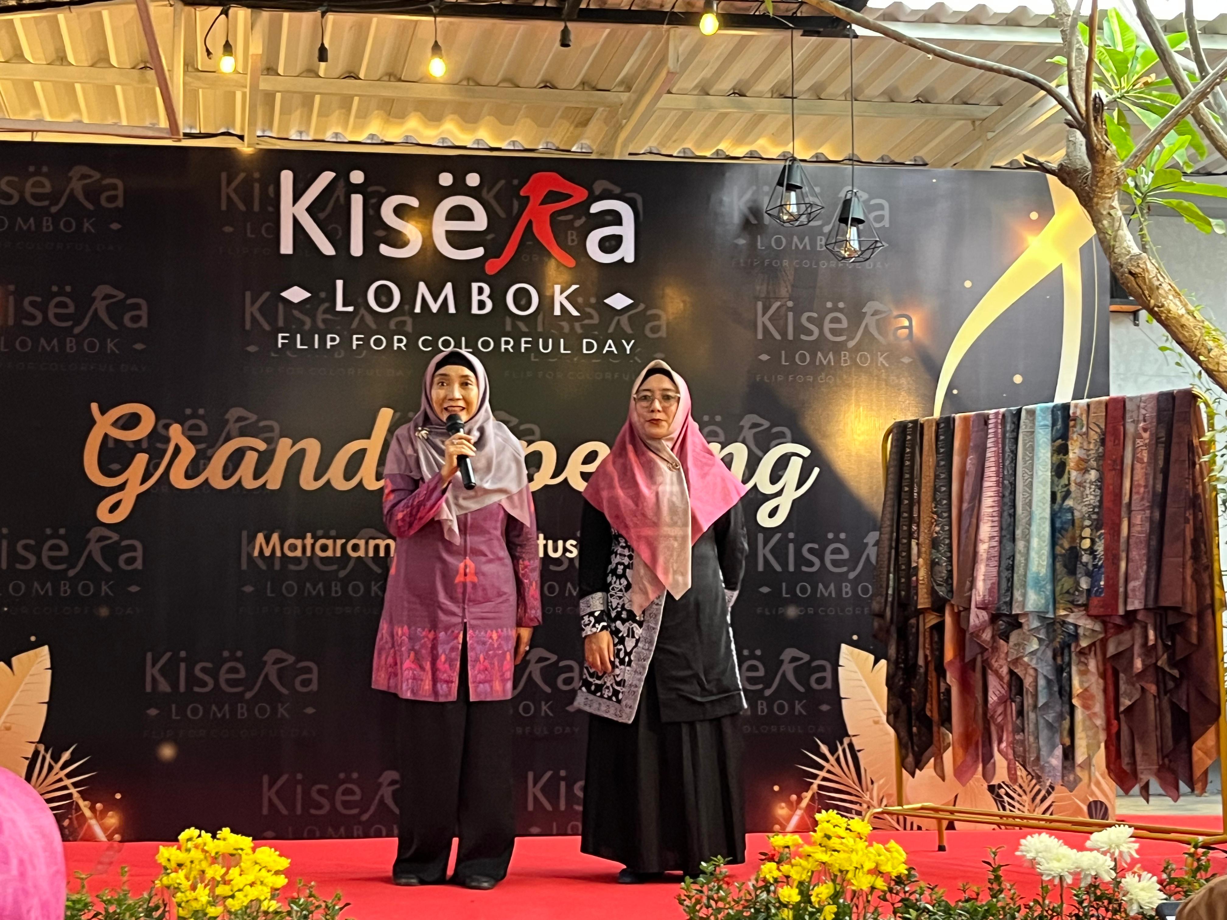 Owner Kisera Lombok Hj Sitti Rohmi Djalilah (kiri) bersma adiknya memberikan sambutan grand opening Kisera Lombok, di Mataram, Jumat (22/8).