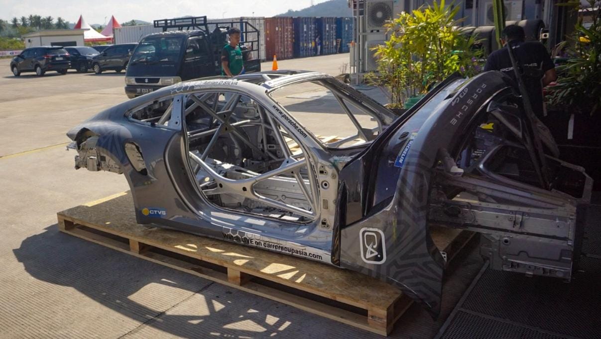 PENGALAMAN TERBAIK: Bongkar pasang mobil balap Porsche di area paddock Sirkuit Internasional Mandalika, Kamis (21/8) lalu.