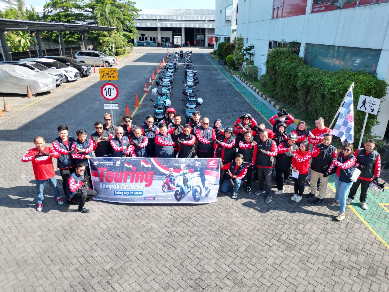 KOMPAK: Manajemen Astra Motor NTB bersama kalangan jurnalis sebelum start rolling city, Rabu (20/8).