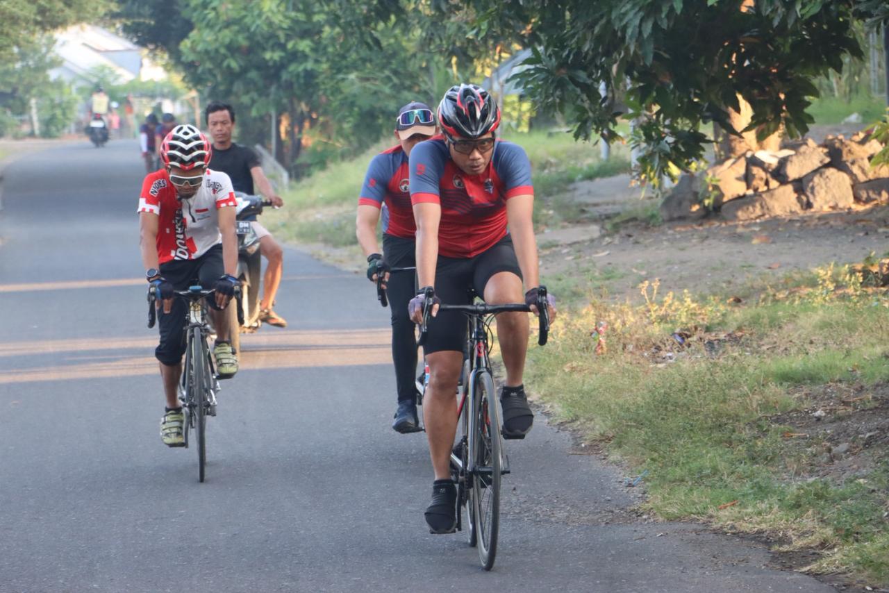 SAAP WARGA: Kapolres Lombok Utara bersama jajarannya Gowes Kamtibmas di Desa Sesait, Kecamatan Kayangan
