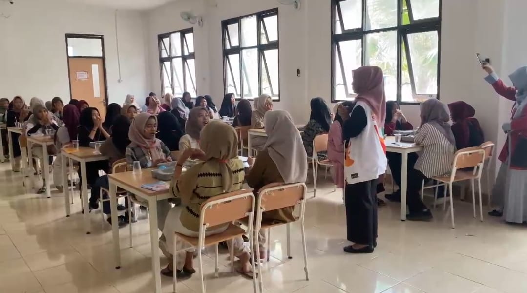 Kepala Dinas Sosial NTB Dra. Nunung Triningsih, MM., saat memberikan arahan kepada siswa siswa-siswi SRMA dalam giat Psikoedukasi.
