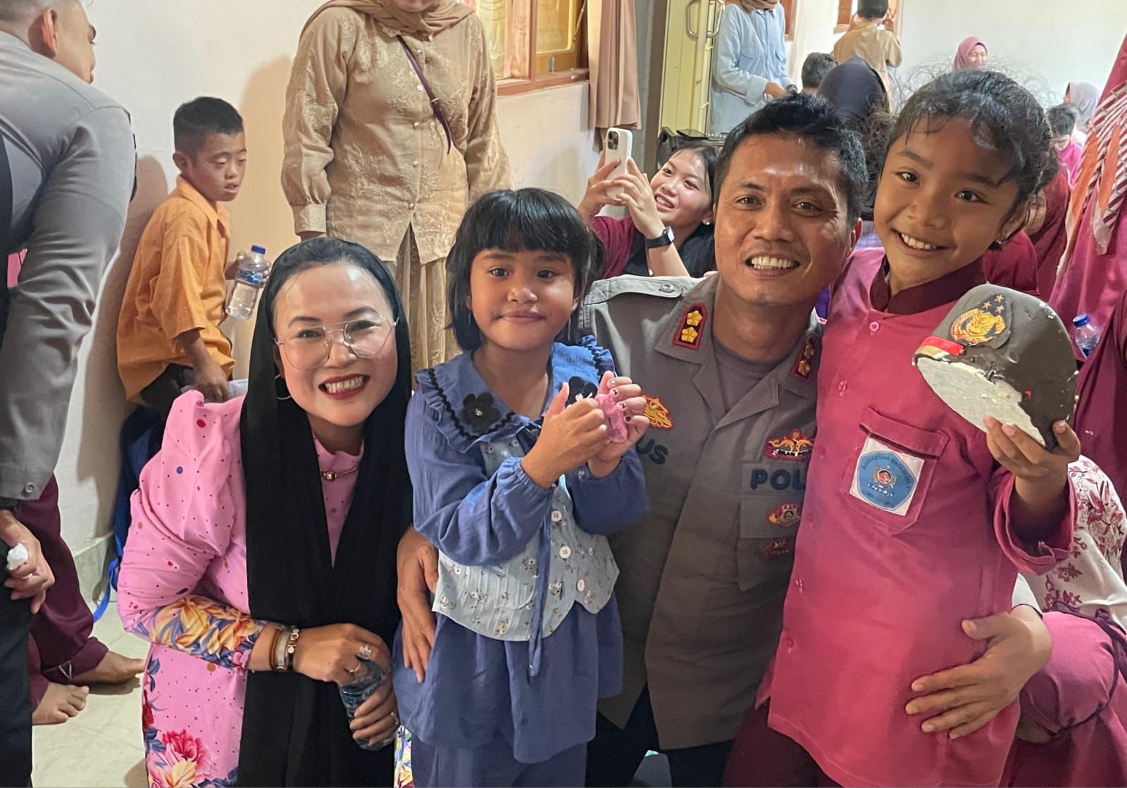Kapolres Lombok Utara AKBP Agus Purwanta bersama Ketua Bhayangkari merayakan ulang tahun bersama anak-anak SLB Negeri 1 Tanjung.