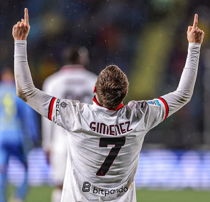 Striker AC Milan Santiago Gimenez yang bertipe sebagai striker kotak pinalti namun tak kunjung mencetak gol.