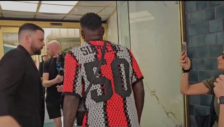 Striker baru AC Milan Victor Boniface saat hendak menjalani tes medis sebelum penandatanganan kontrak.