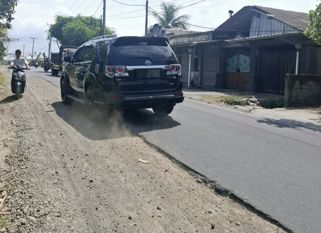 Pengguna jalan melintasi jalan provinsi Praya-Keruak di ruas Ganti-Sengkerang, Kecamatan Praya Timur, Lombok Tengah (Loteng). Badan jalan belum diaspal sampai saat ini.