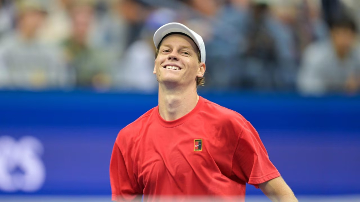 Jannik Sinner incar gelar AS Terbuka 2025. Rivalitas dengan Carlos Alcaraz jadi pemacu utama dalam mempertahankan trofi Grand Slam.