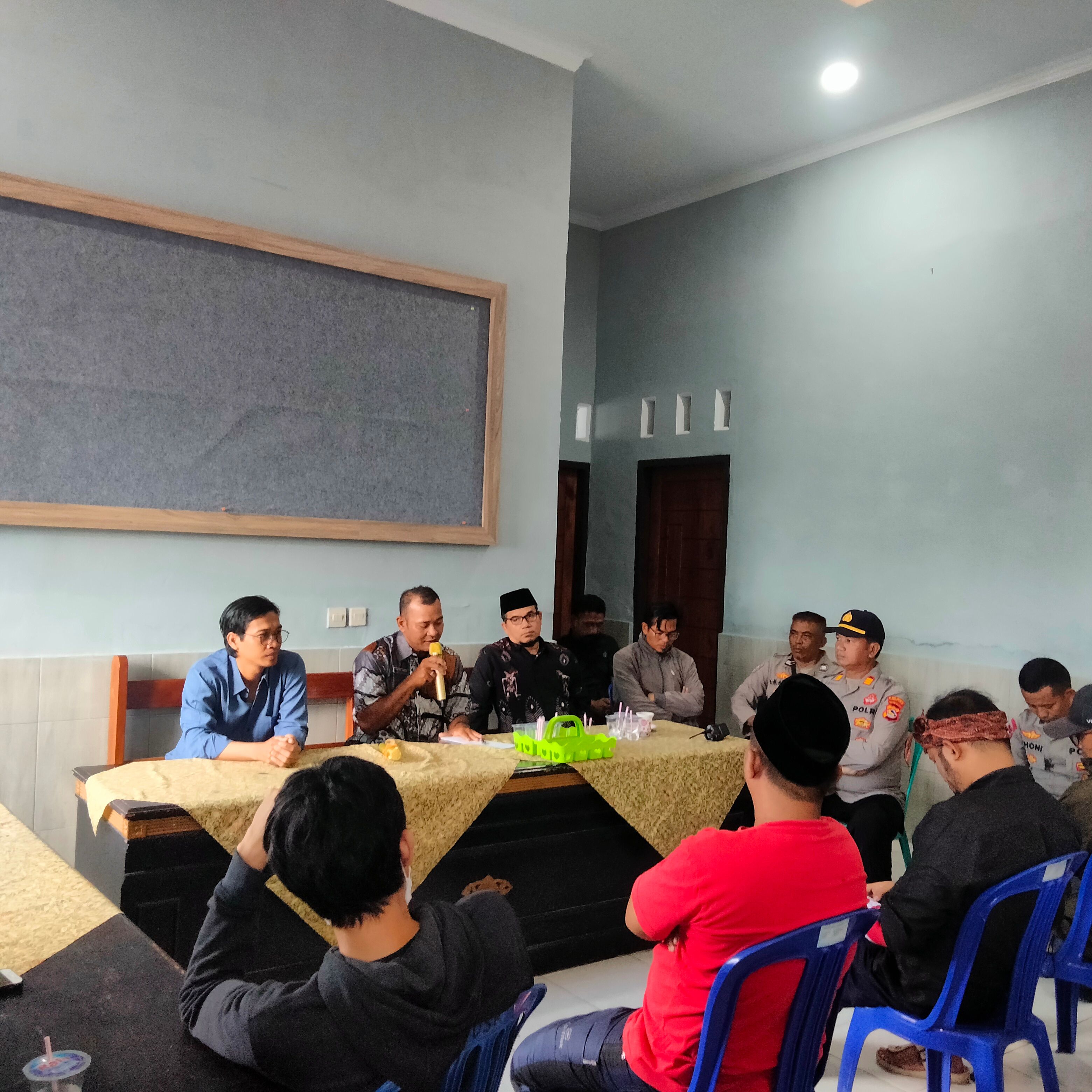 Sejumlah perwakilan masyarakat Desa Rumbuk saat dengar pendapat saat melakukan aksi demonstrasi