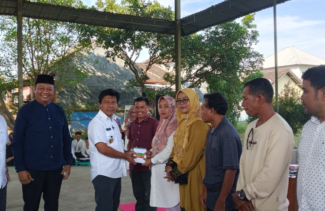 BAGIKAN KARTU: Bupati KSB Amar Nurmansyah menyerahkan kartu Sumbawa Barat Maju kepada para wali murid, Jumat (22/8).