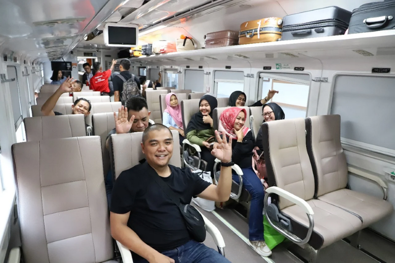 Para penumpang yang menikmati fasilitas dan layanan PT KAI.