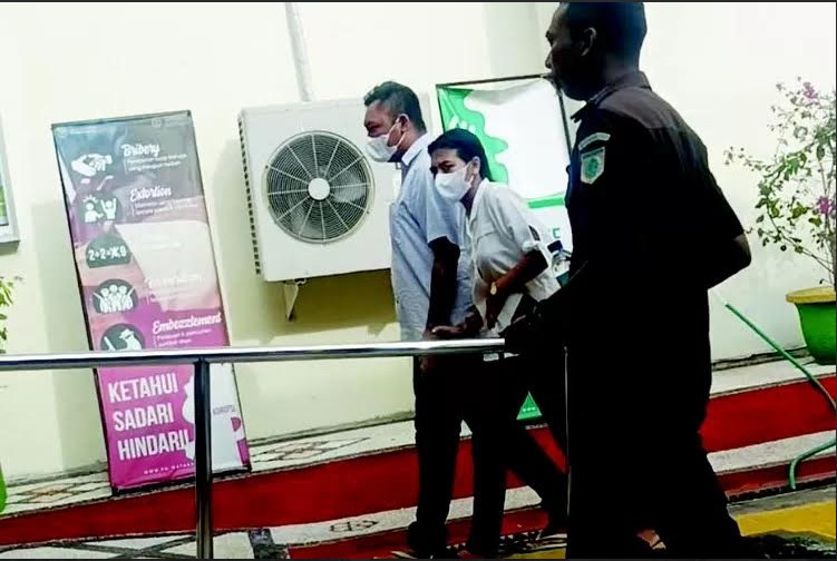 TERJERAT LAGI: Tersangka kasus tindak pidana narkoba Mandari bersama suaminya keluar dari mobil tahanan, beberapa waktu lalu.&nbsp;