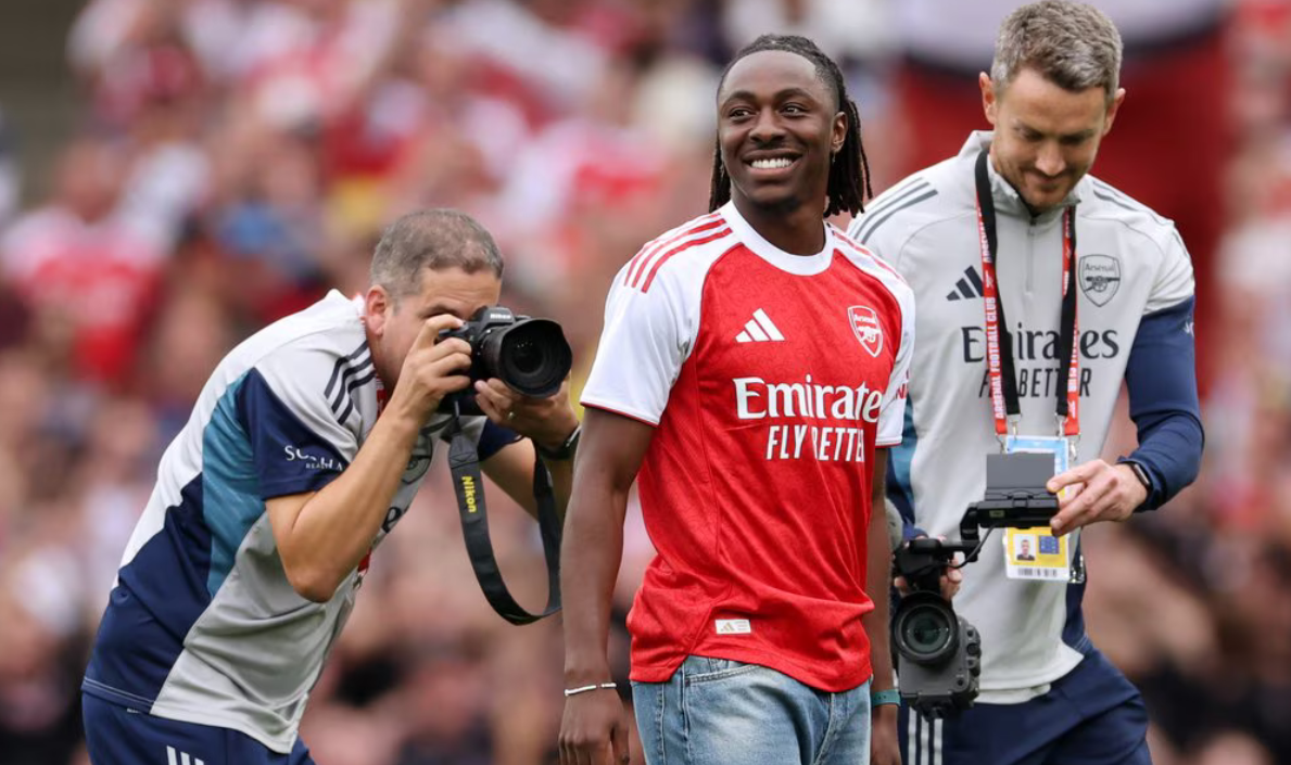 Eberechi Eze diperkenalkan Arsenal sebelum pertandingan Premier League menghadapi Leeds United.