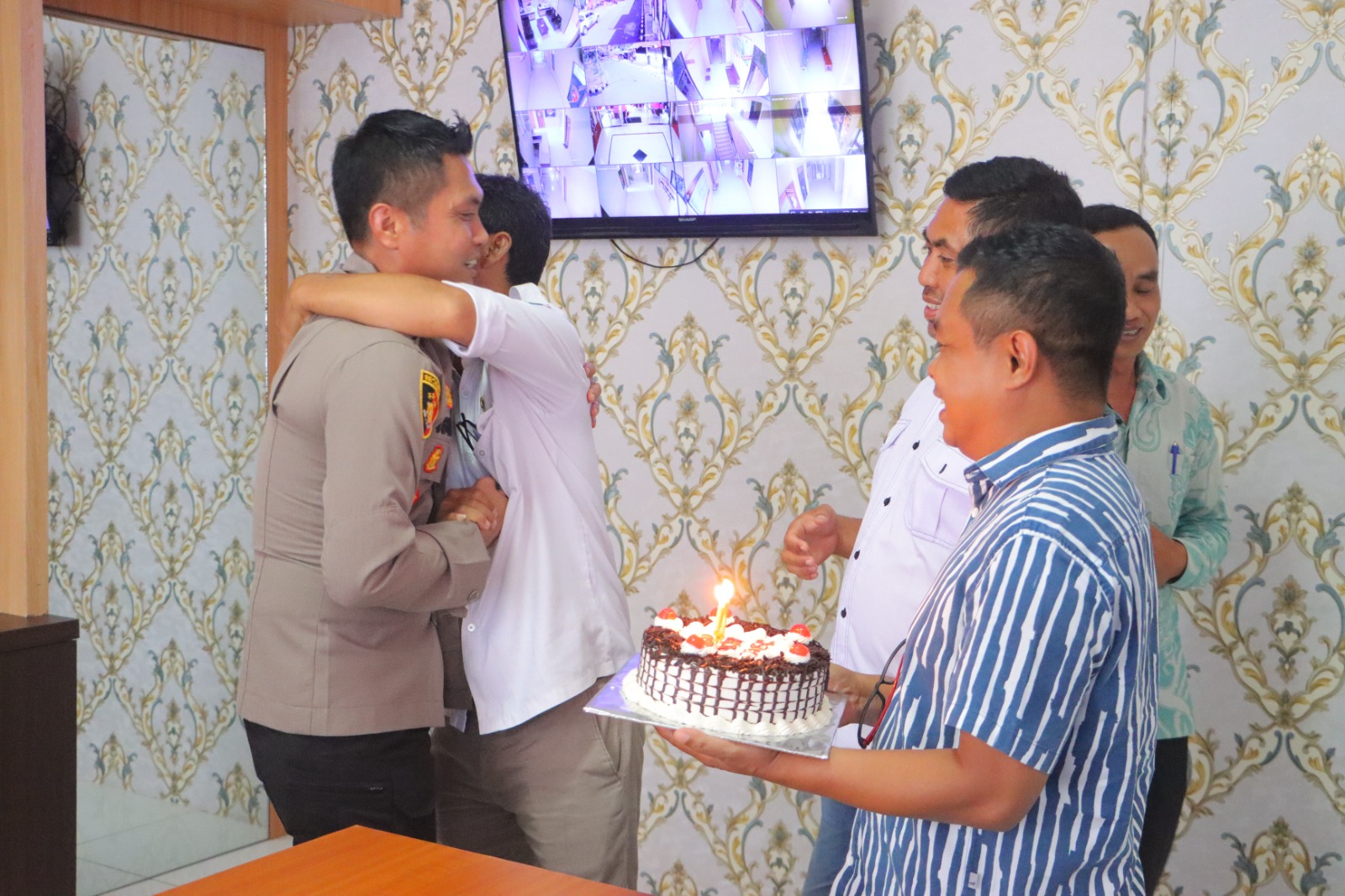KEBERSAMAAN: Pengurus AKAD KLU membawa kue ultah kepada Kapolres Lombok Utara Agus Purwanta.