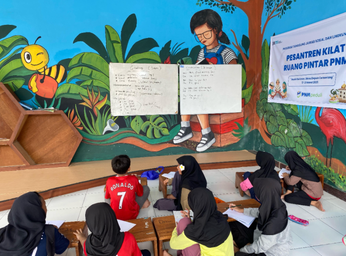 ANTUSIAS: Anak-anak antusias mengikuti kegiatan belajar bahasa Inggris di Karang Tatah, Monjok Timur.