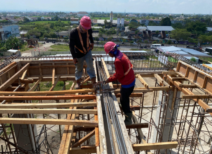 HATI-HATI: Para pekerja tengah merangkai besi tulangan di lantai atas proyek pembangunan Kantor Wali Kota Mataram yang baru di kawasan Lingkar Selatan, Jempong, Jumat (22/8).&nbsp;