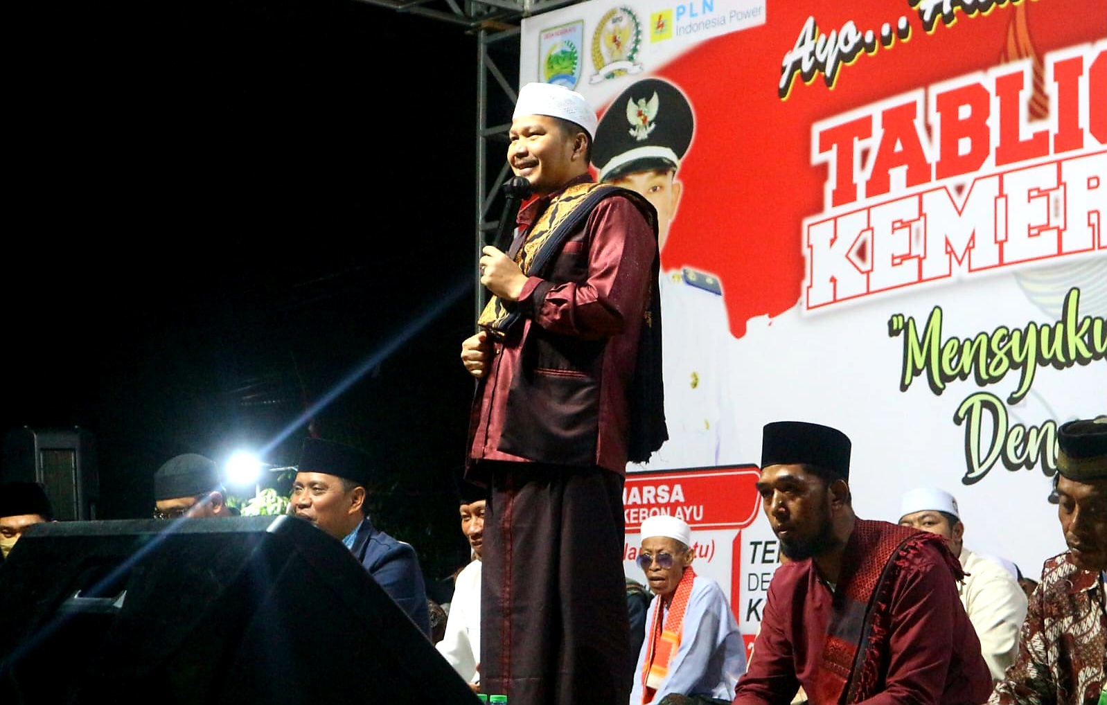 CERAMAH KEBANGSAAN: TGH Muammar Arafat saat menyampaikan ceramah agama saat acara tabligh akbar kemerdekaan yang diadakan Pemerintah Desa Kebon Ayu, Jumat malam (22/8).