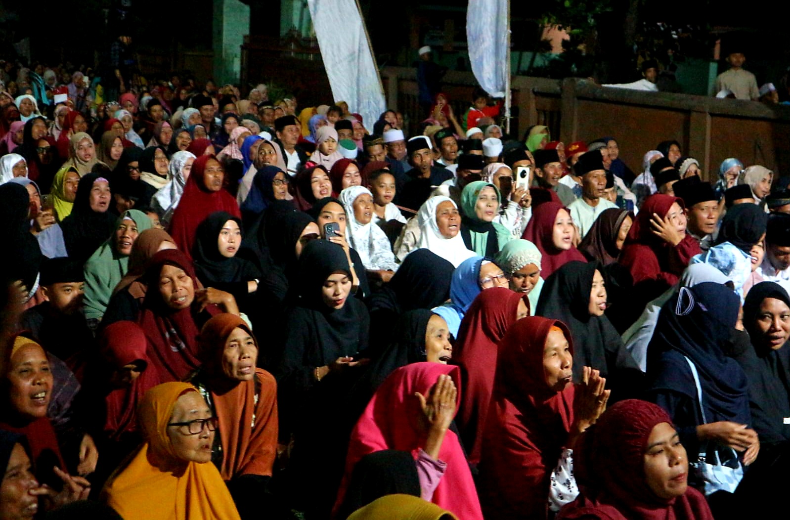 ANTUSIAS: Warga Desa Kebon Ayu memadati jalan depan kantor desa mengikuti pengajian agama bertajuk tabligh akbar kemerdekaan.