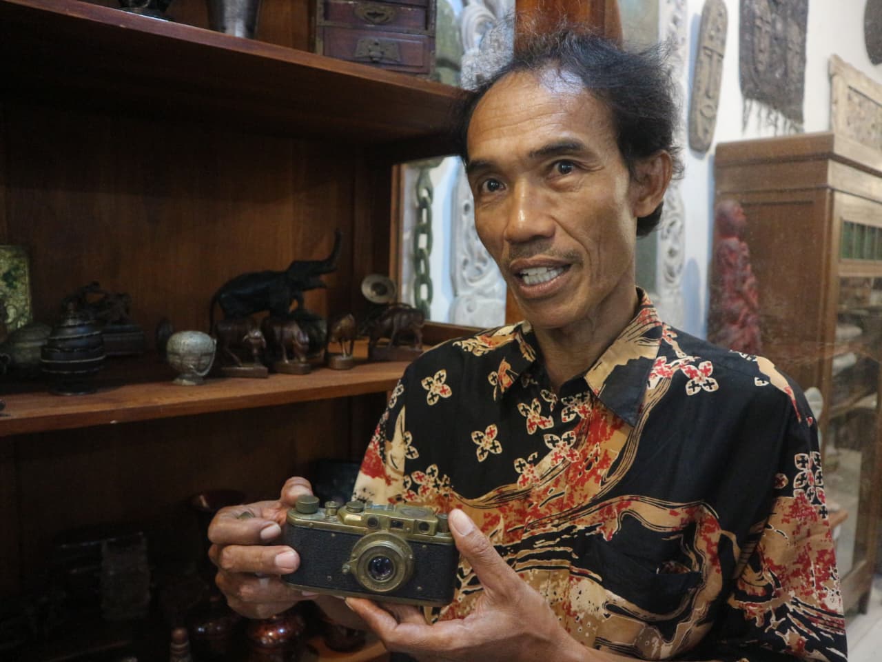 KAMERA BERSEJARAH: Beginilah tampilan kamera peninggal masa perang dunia II yang ada di Pamour Gallery Antiques and Fine Art Senggigi.