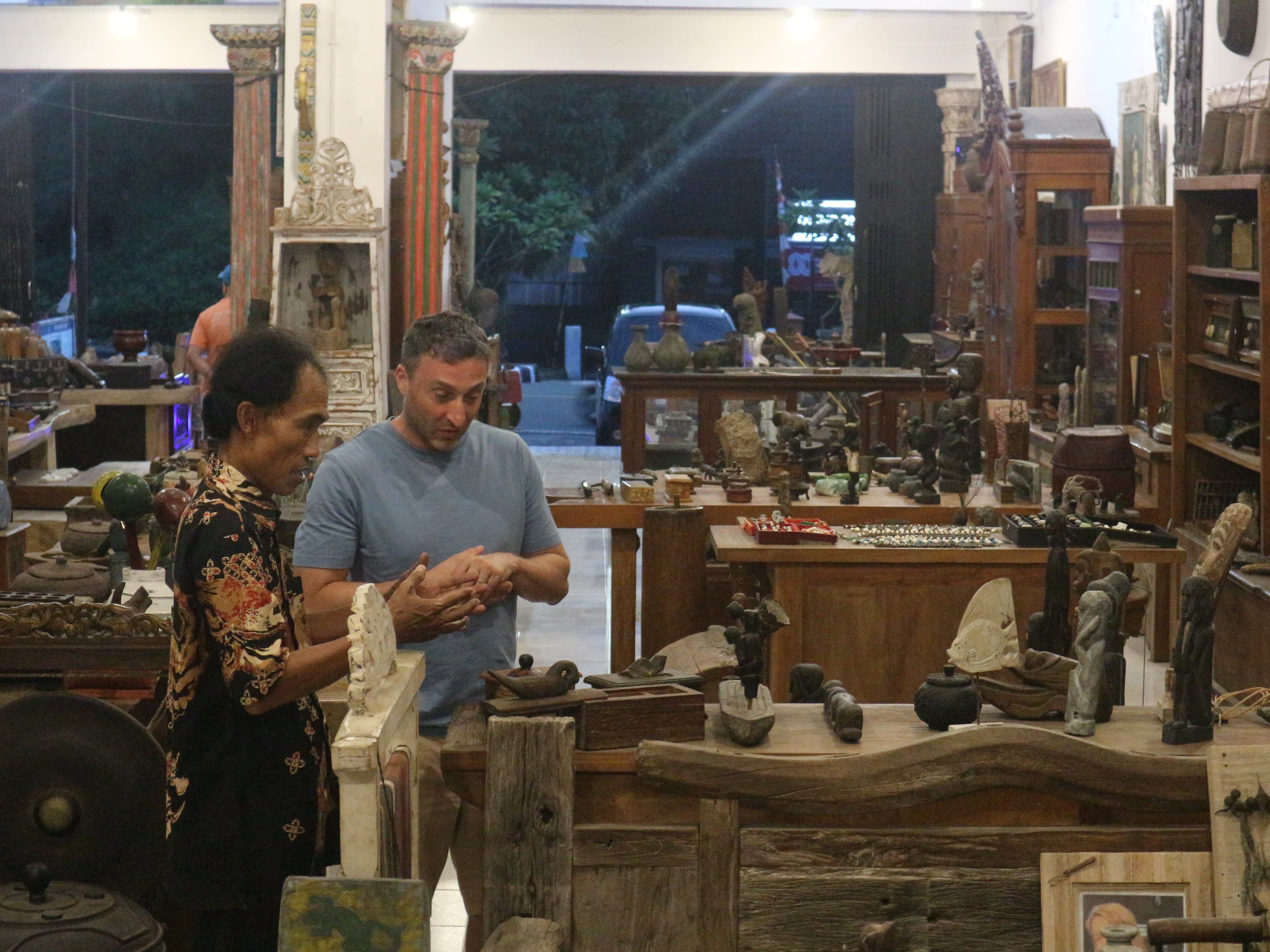PUSAT BARANG ANTIK: Beberapa wisatawan terlihat sedang melihat-lihat barang antik yang ada di Pamour Gallery Antiques and Fine Art Senggigi, Kamis (21/8). &nbsp;