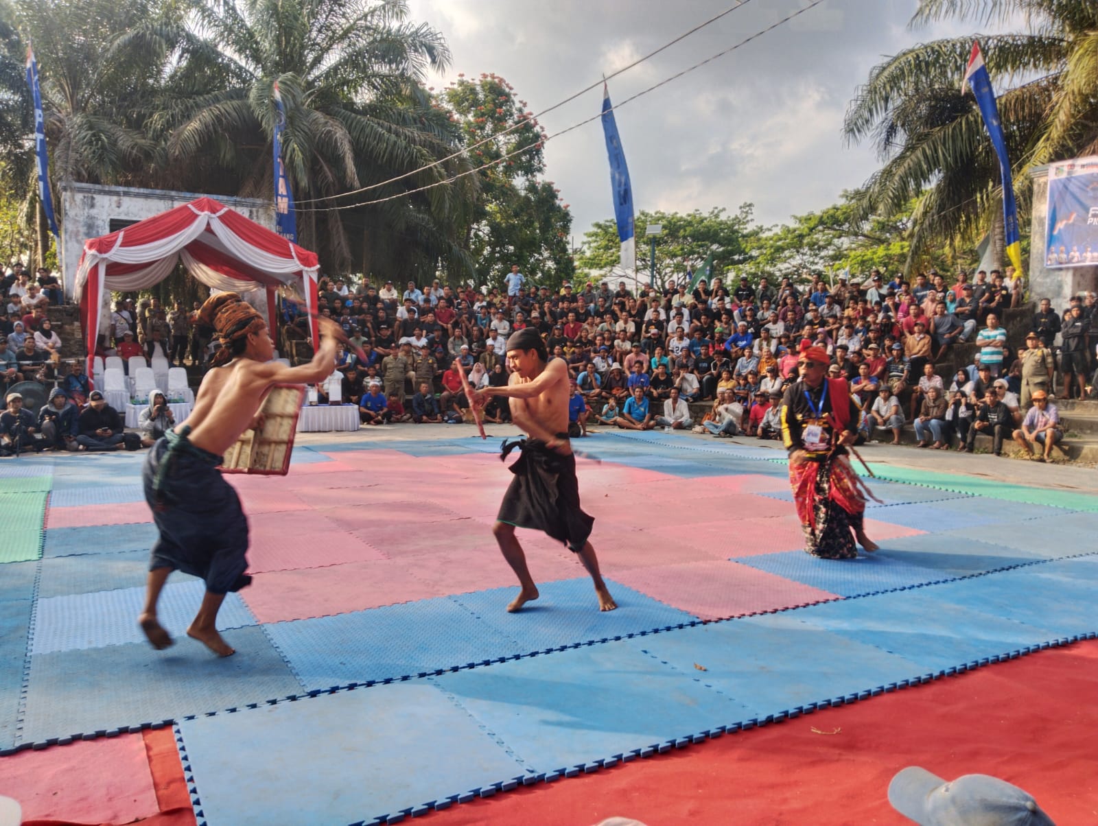 BERTARUNG: Dua pepadu berhadapan di ajang Festival Presean Lombok Barat, Sabtu (23/8).