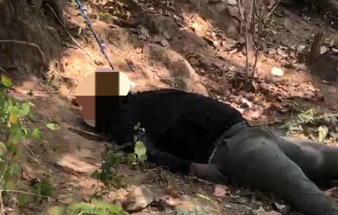 TAK BERNYAWA: Jasad warga yang diduga anggota Polsek Sekotong Polres Lombok Barat ditemukan warga di Dusun Nyiurlembang, Desa Jembatan Gantung, Lombok Barat, Minggu (24/8) siang.