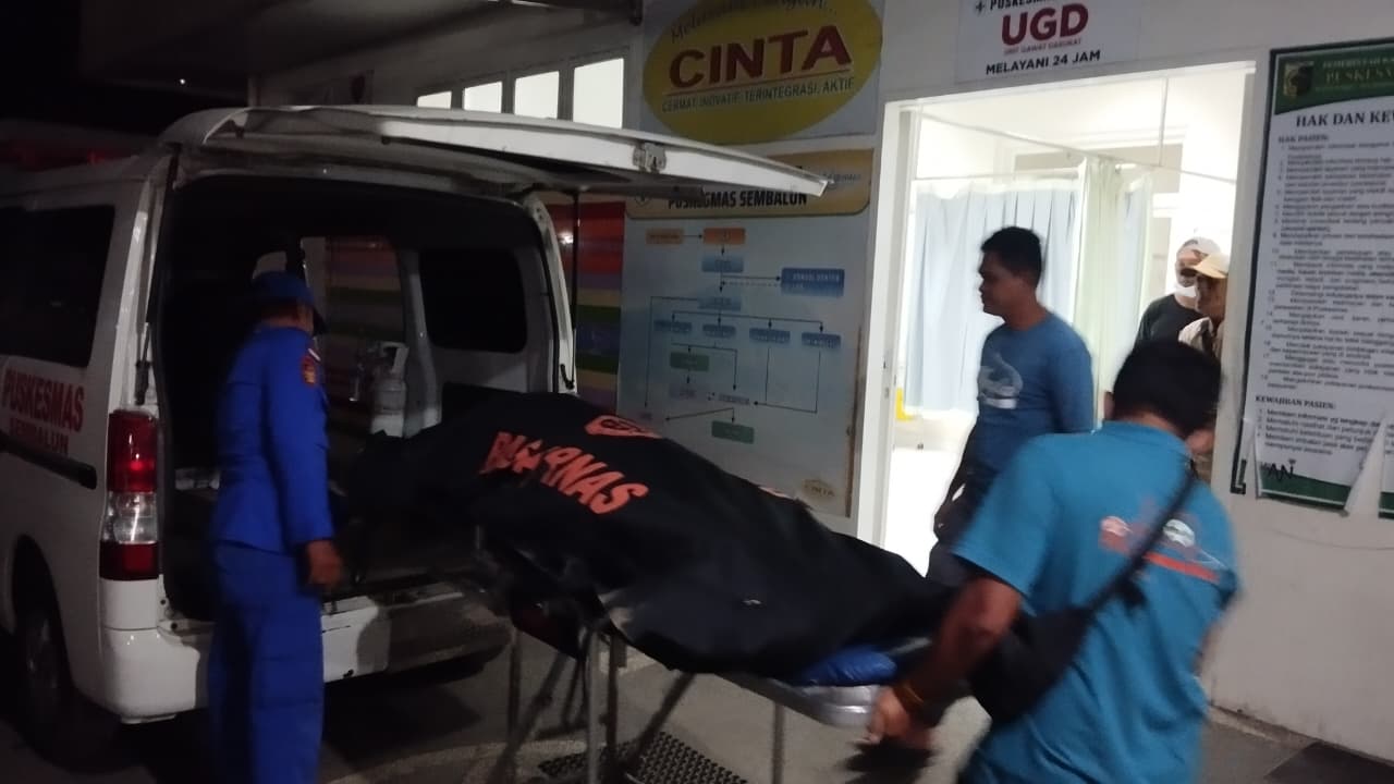 Mayat korban saat tiba di UGD Puskesmas Sembako, untuk mendapatkan penanganan.