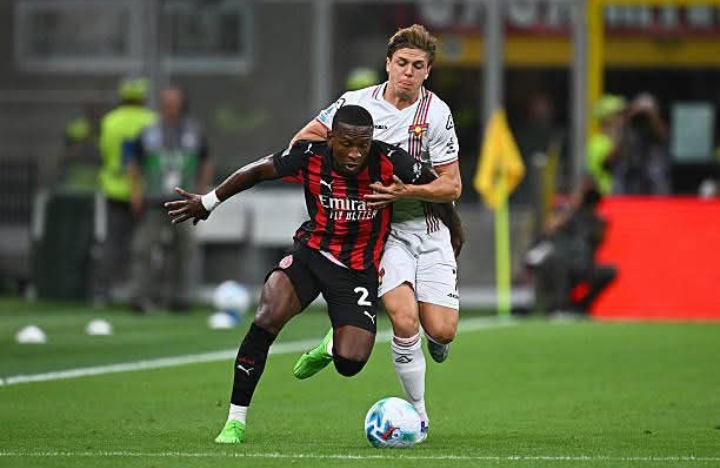 Pemain AC Milan Pervis Estupinan berduel dengan pemain Cremonese.