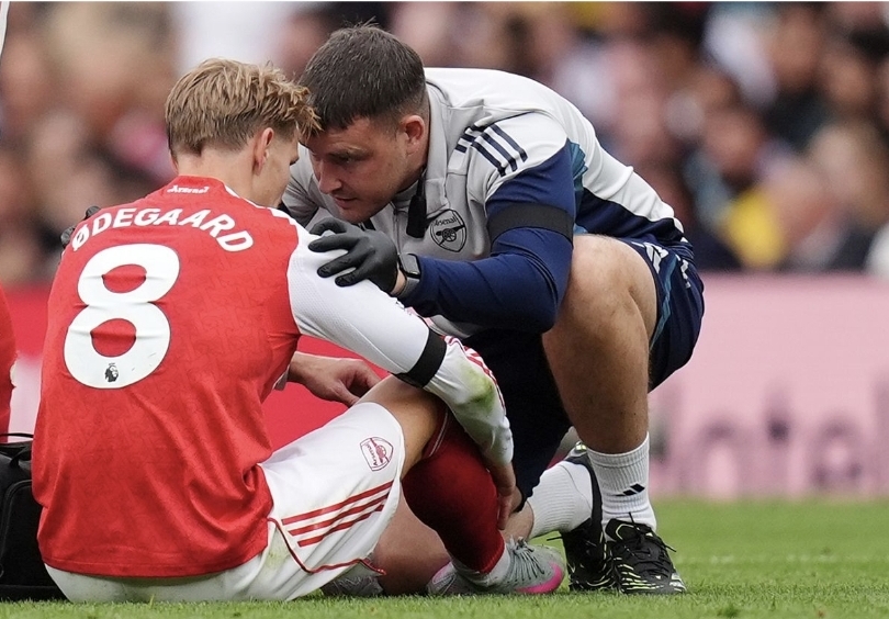 Kapten tim, Martin Odegaard, terlihat meringis kesakitan setelah dijatuhkan Anton Stach pada babak pertama. (istimewa)
