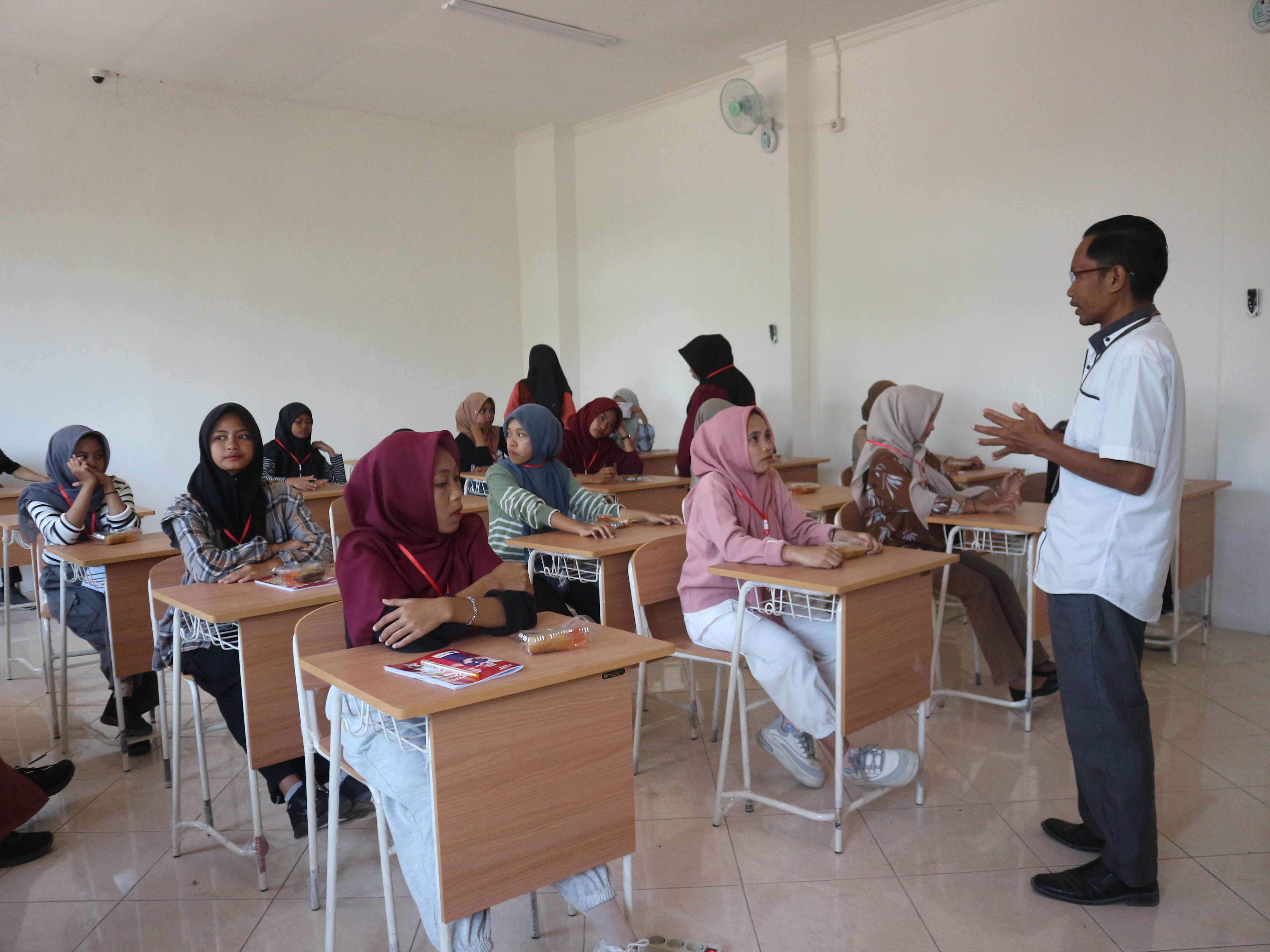 Siswa-siswi SRMA 38 Lotim saat mengikuti MPLS.